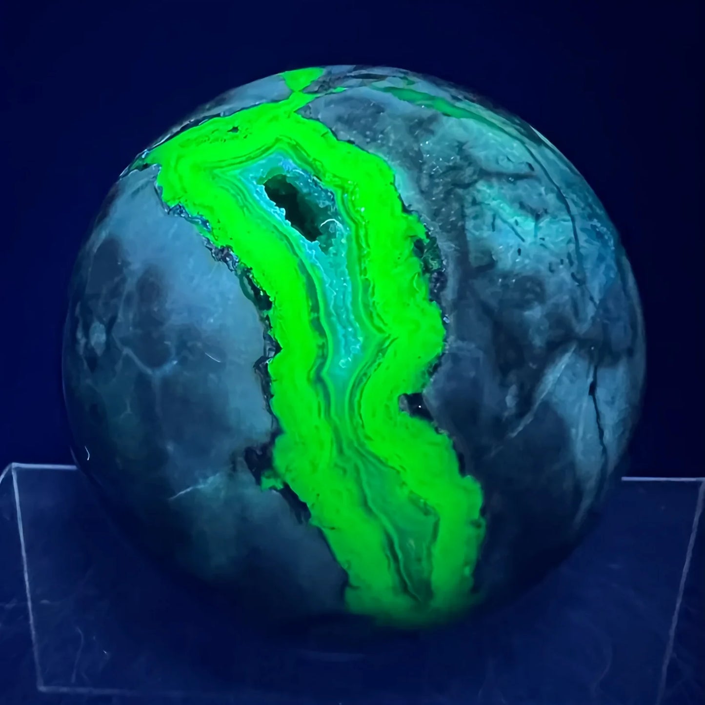 Natural Volcanic Agate Sphere with UV Reactive Fluorescence Crystal Ball Ornament Home Decoration Souvenir Gift